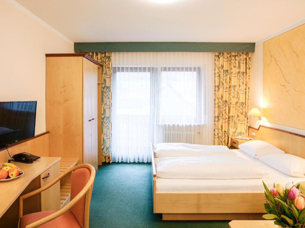 Postel nebo postele na pokoji v ubytování Hotel Gasthof zum Biber