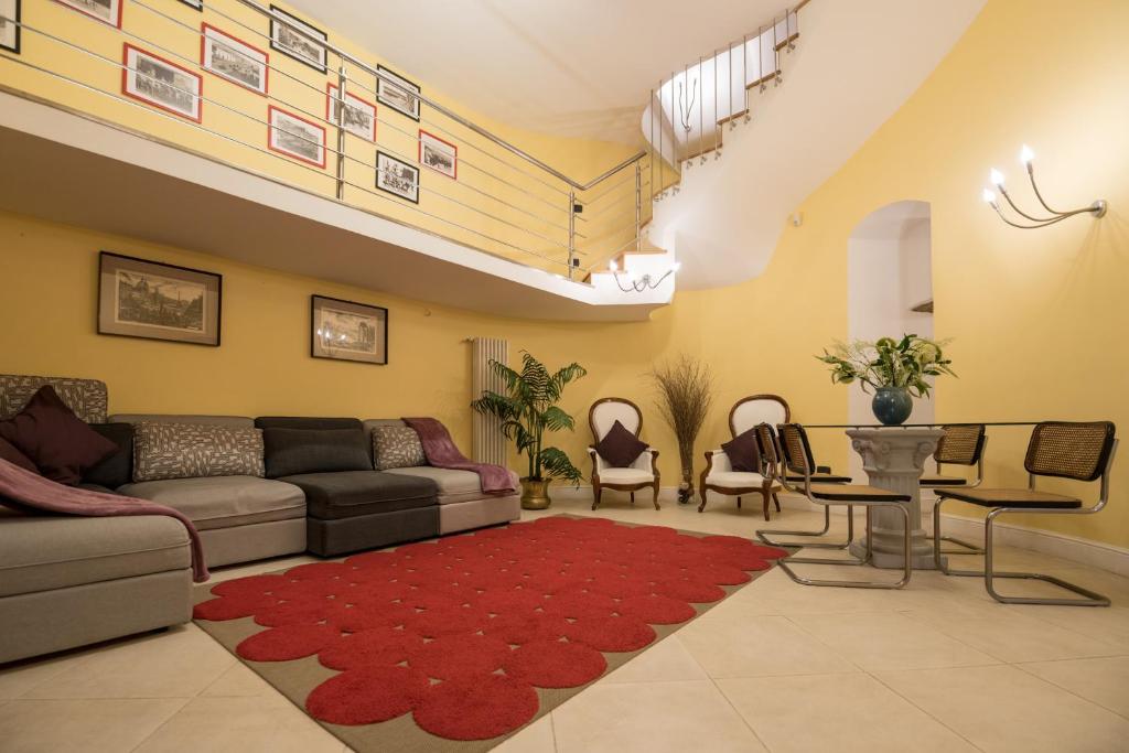 uma sala de estar com um sofá e um tapete vermelho em Casa Le Volte em Nápoles