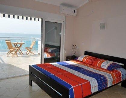 a bedroom with a bed and a view of the ocean at Vongola in Utjeha