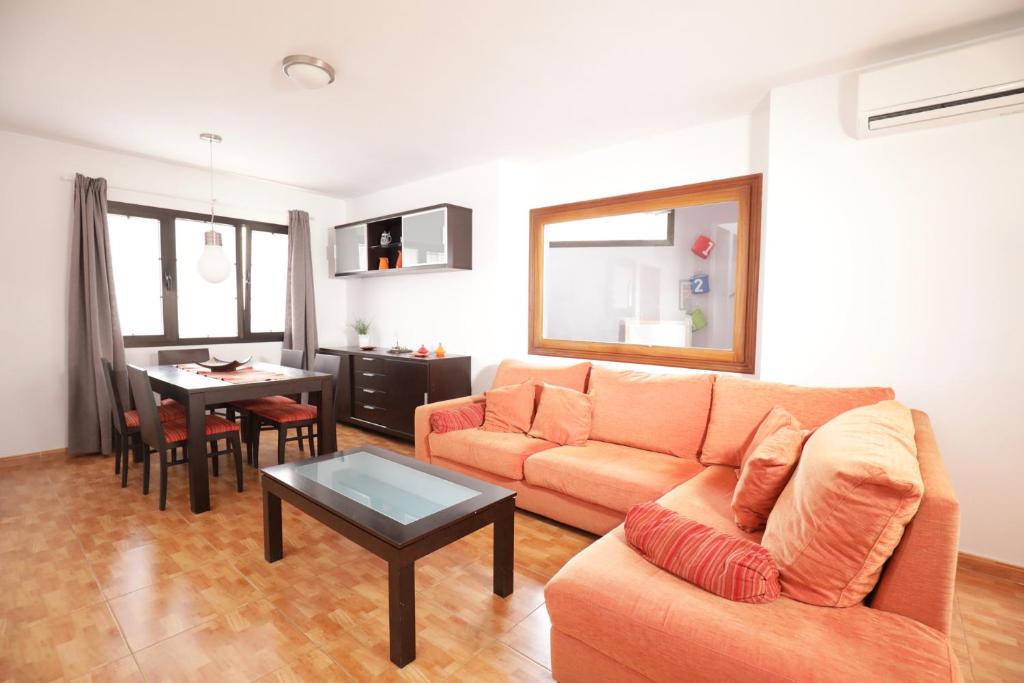 - un salon avec un canapé et une table dans l'établissement Casa Be, à Caleta de Fuste
