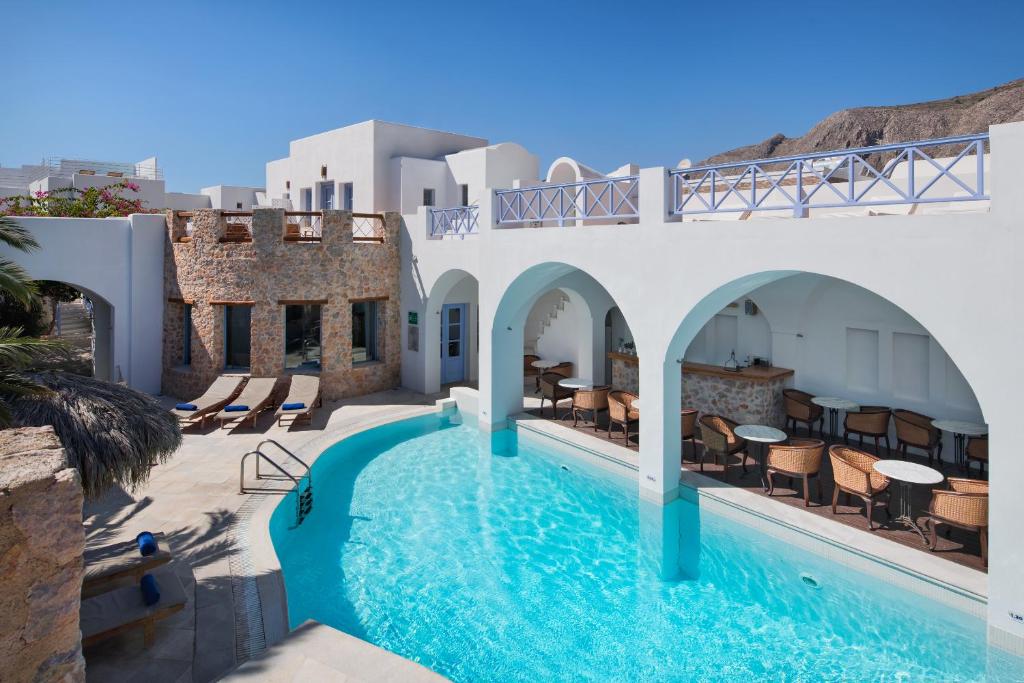 a swimming pool in the middle of a villa at Meltemi Suites in Perissa