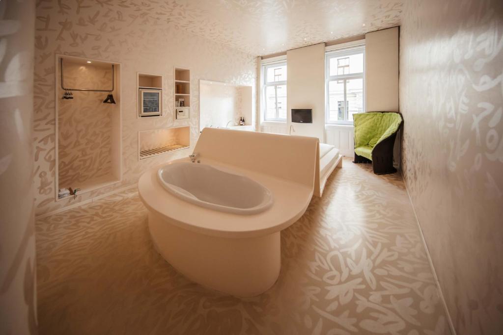 A bathroom at Hotel Rathaus - Wein & Design