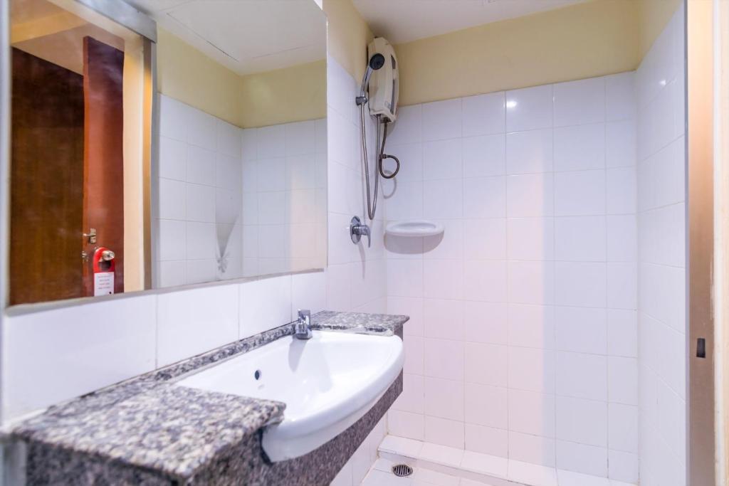 18 Coins Budget Hotel