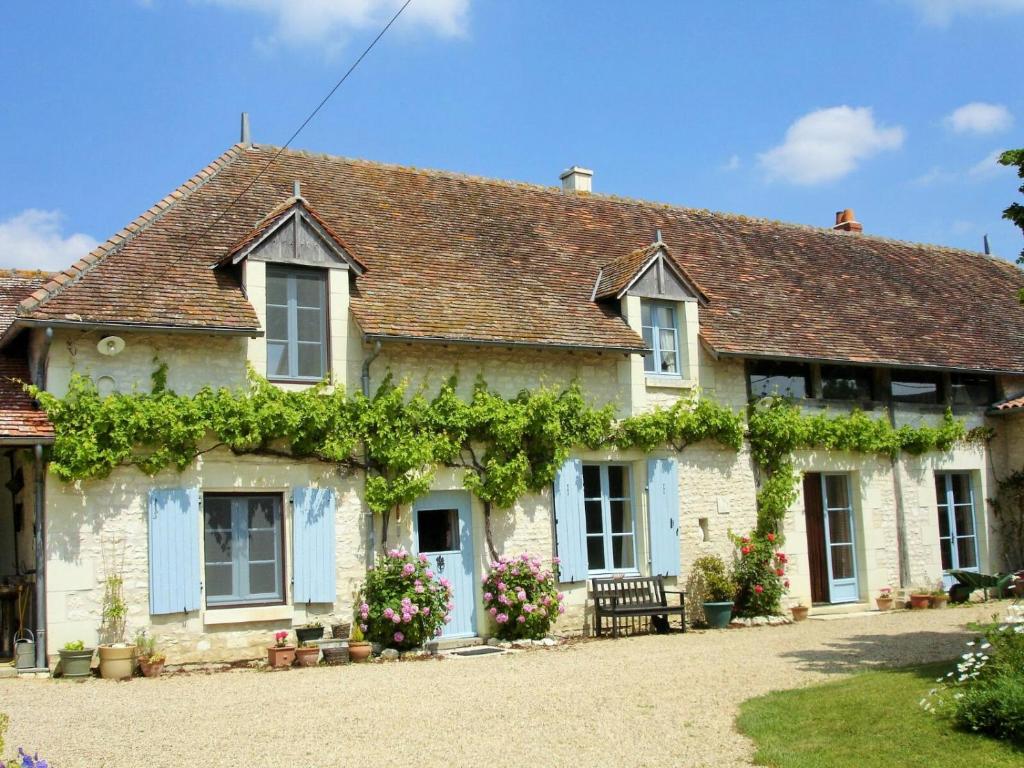 a cottage with ivy on the facade at Gîte et chambres d'hôtes Le Chêne Billault in Pouant