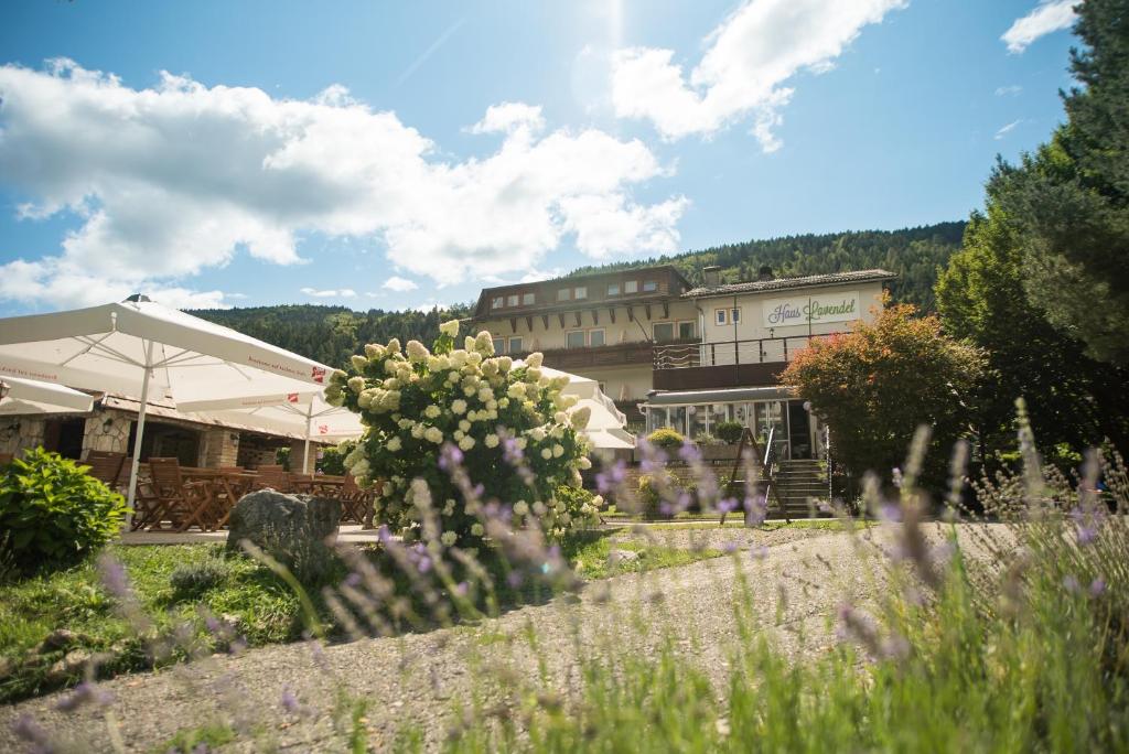 einen Garten mit Blumen vor einem Gebäude in der Unterkunft Haus Lavendel in Ossiach