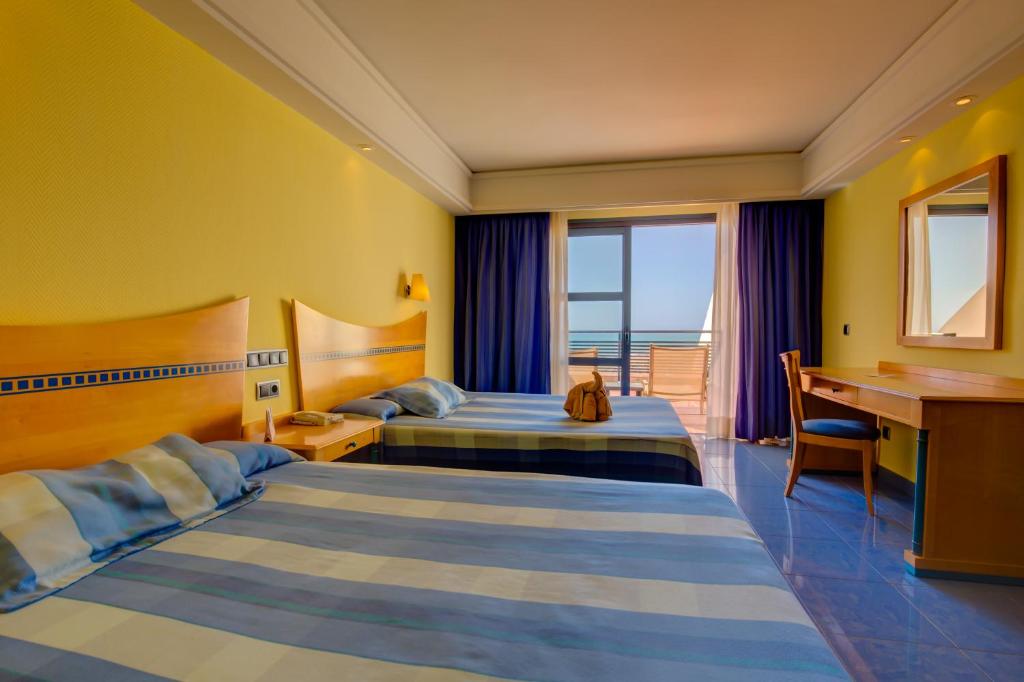 Postel nebo postele na pokoji v ubytování SBH Crystal Beach Hotel & Suites - Adults Only