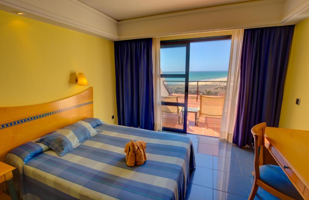 Postel nebo postele na pokoji v ubytování SBH Crystal Beach Hotel & Suites - Adults Only