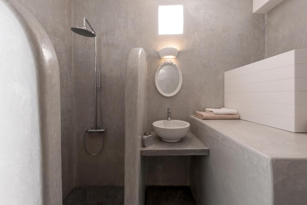 Un baño de Katharos Pool Villas