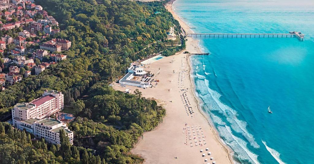 uma vista aérea de uma praia e do oceano em Primoretz Grand Hotel & Spa em Burgas