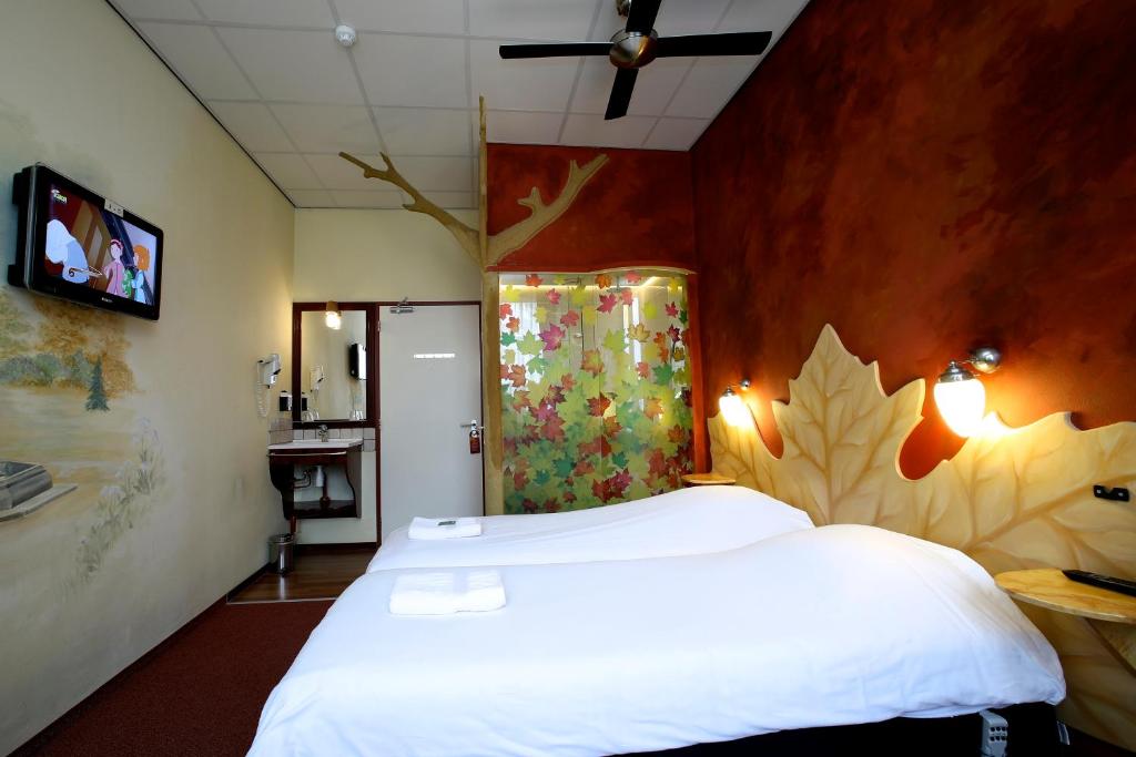 TV a/nebo společenská místnost v ubytování Hotel de Plataan Delft Centrum