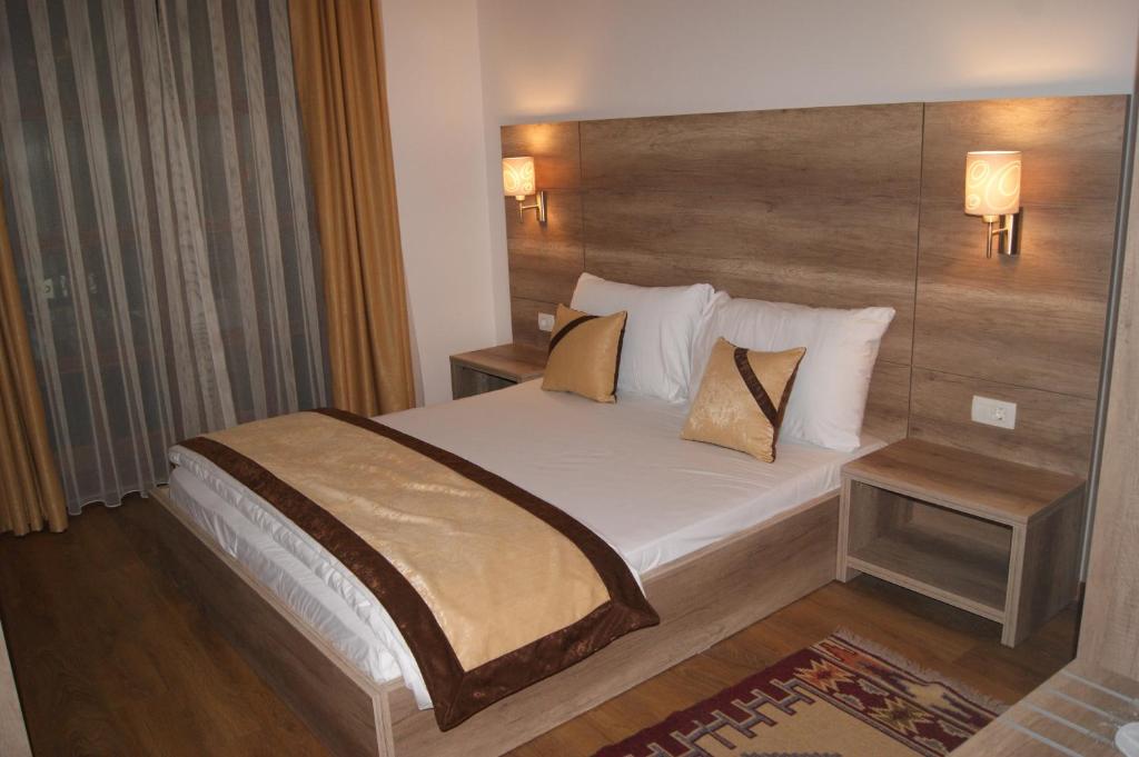 Postel nebo postele na pokoji v ubytování Hotel Prizreni