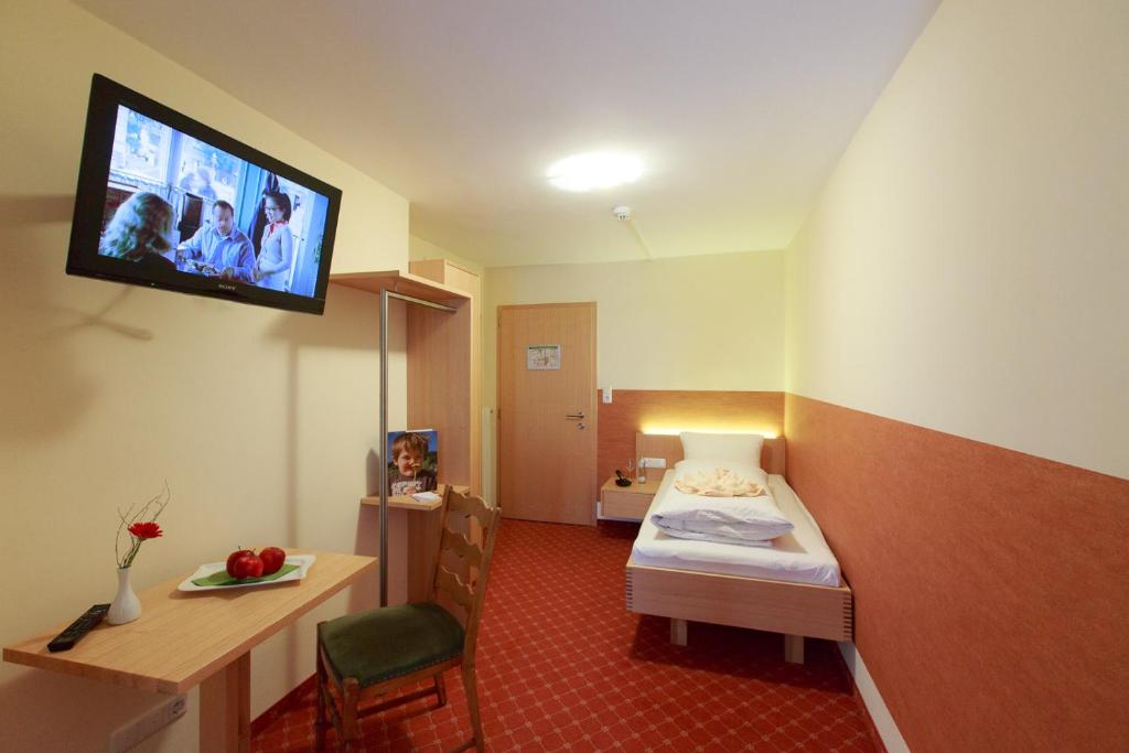 Postel nebo postele na pokoji v ubytování Familienhotel Adler