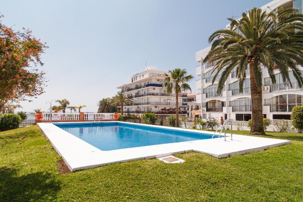 una piscina frente a un edificio en Carabeo 28 Apartments Casasol, en Nerja