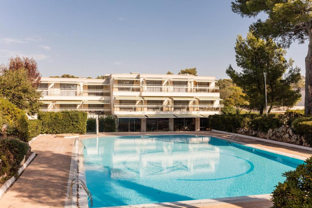 una grande piscina di fronte a un edificio di Résidence Pierre & Vacances La Corniche d'or a Boulouris-sur-Mer