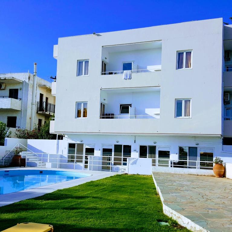 Basen w obiekcie Mastorakis Hotel and Studios lub w pobliżu