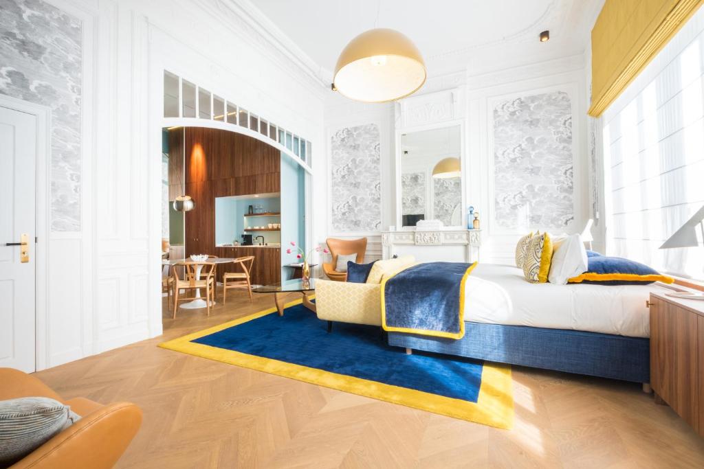 sypialnia z łóżkiem i salon w obiekcie Smartflats - Raphael Suites w Antwerpii