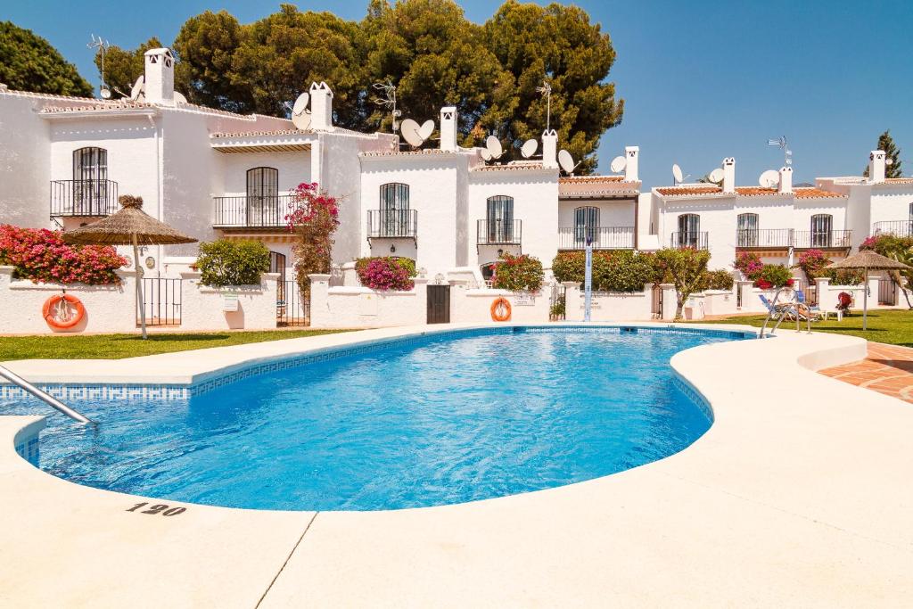 Bazén v ubytovaní Los Pinos 25 Villas Casasol alebo v jeho blízkosti