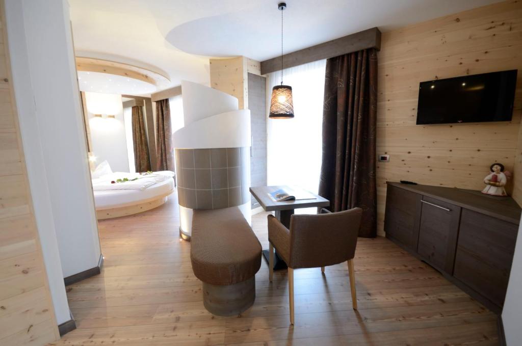 TV a/nebo společenská místnost v ubytování Hotel Paganella Andalo