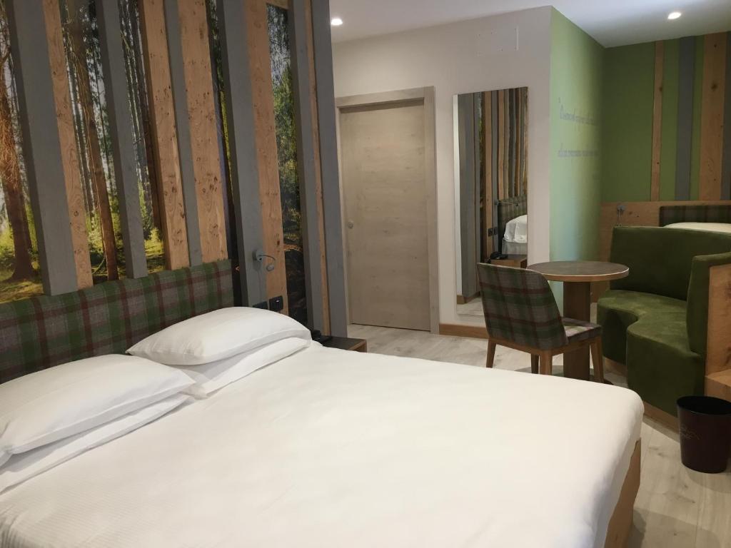 Postel nebo postele na pokoji v ubytování Hotel Paganella Andalo