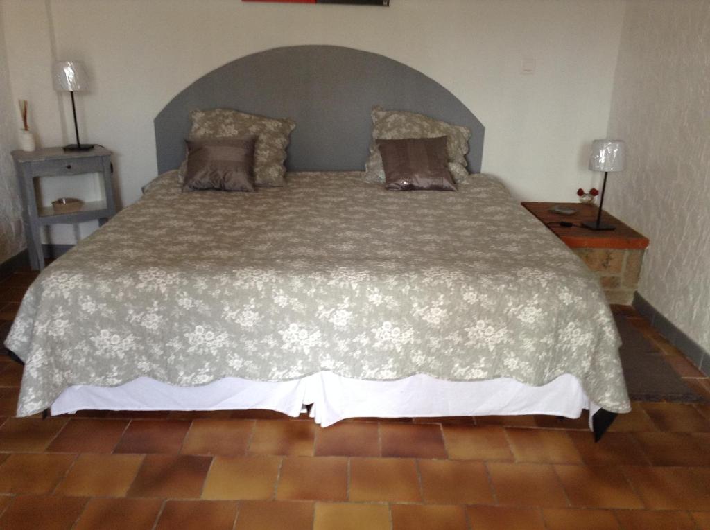 Postel nebo postele na pokoji v ubytování Chambre d'hôtes Le Cèdre