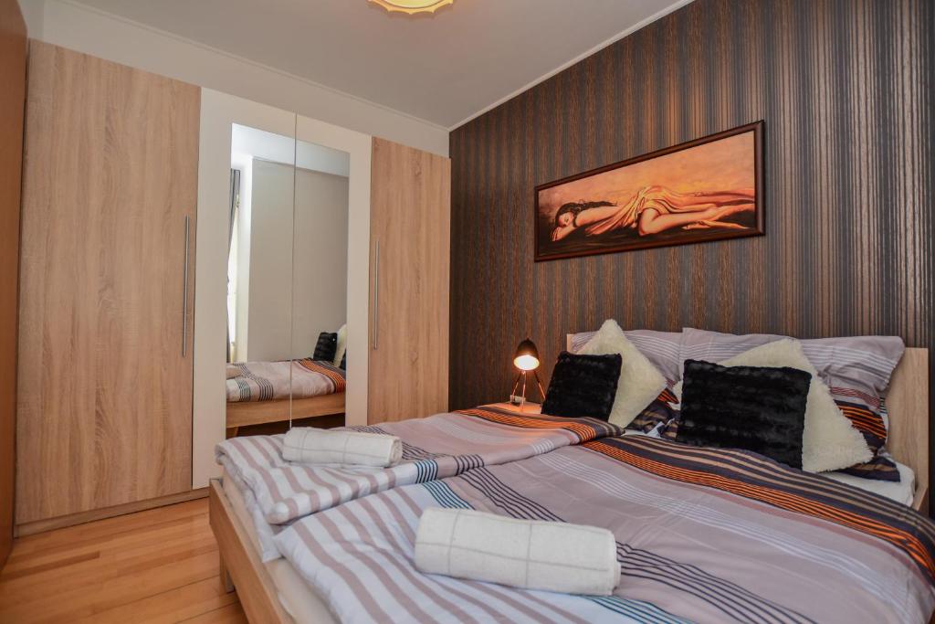 ブダペストにあるDeSiGn free parking apartment in city centerのベッドルーム1室(大型ベッド1台付)