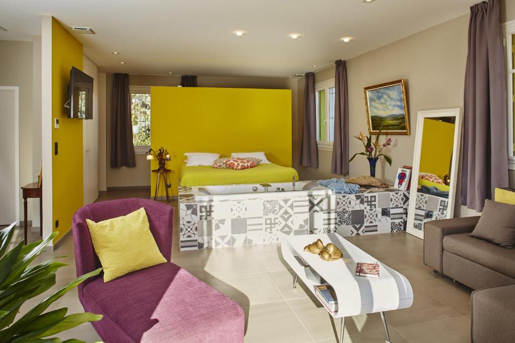 a living room with a bed and a couch at Le Clos Saint André in Banyuls-sur-Mer