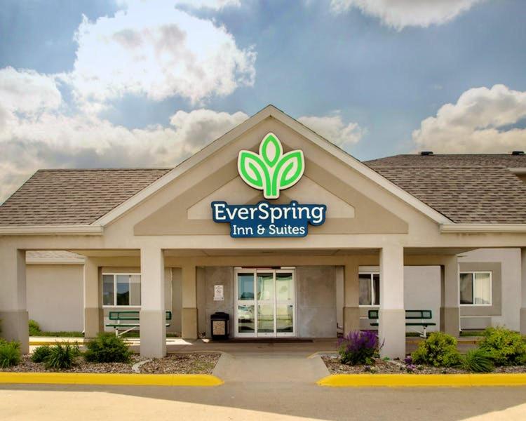 a ever spring inn and suites sign on a building bij EverSpring Inn & Suites in Oskaloosa
