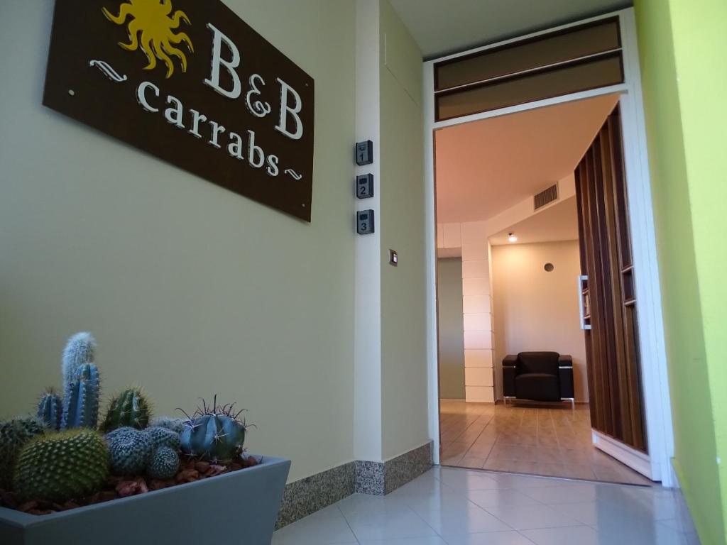 un hall d'un hôpital avec un panneau sur le mur dans l'établissement B&B Carrabs, à Battipaglia