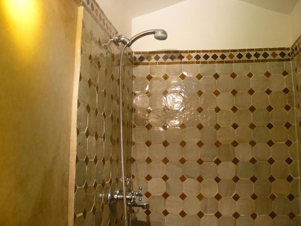 Vannituba majutusasutuses Riad A La Belle Etoile