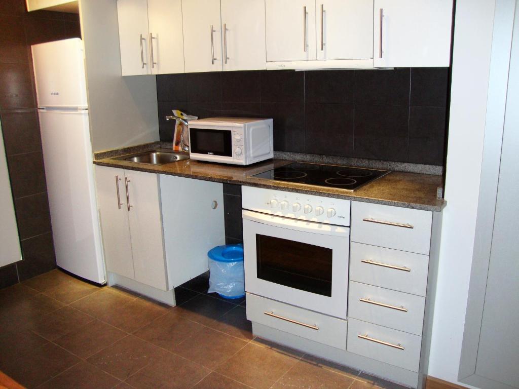 Kuchyň nebo kuchyňský kout v ubytování Apartamentos La Solana 3000