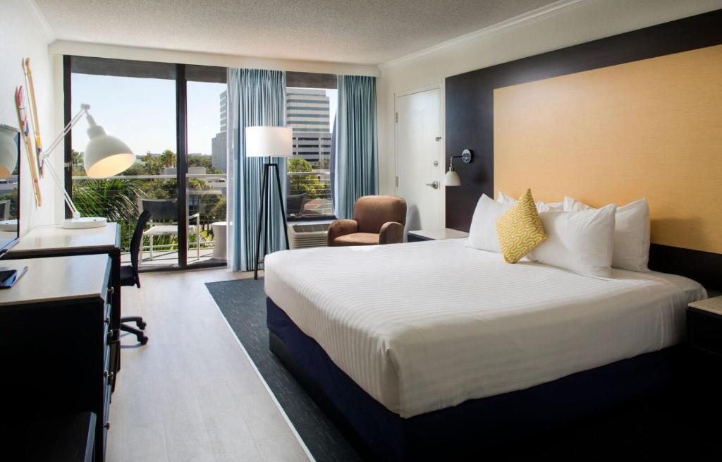 The Godfrey Hotel & Cabanas Tampa - King Room With Roll-In Shower - Disability Access
