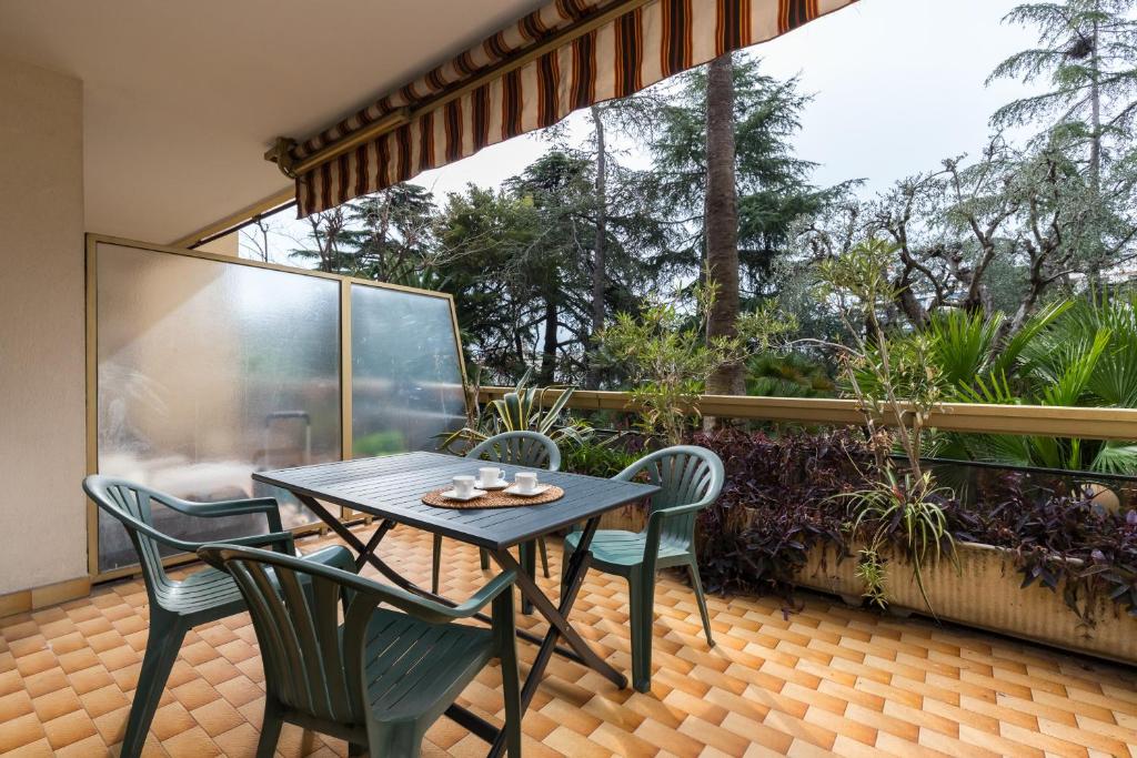 ニースにあるCentragence - Bosquet - with spacious terraceのパティオ(テーブル、椅子付)
