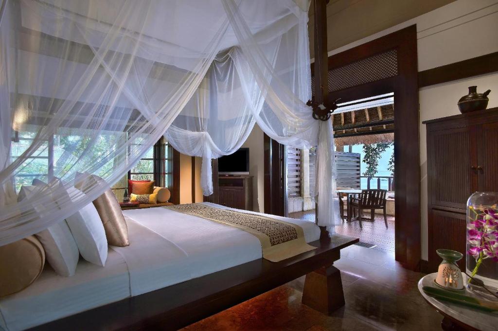 Postel nebo postele na pokoji v ubytování Banyan Tree Bintan