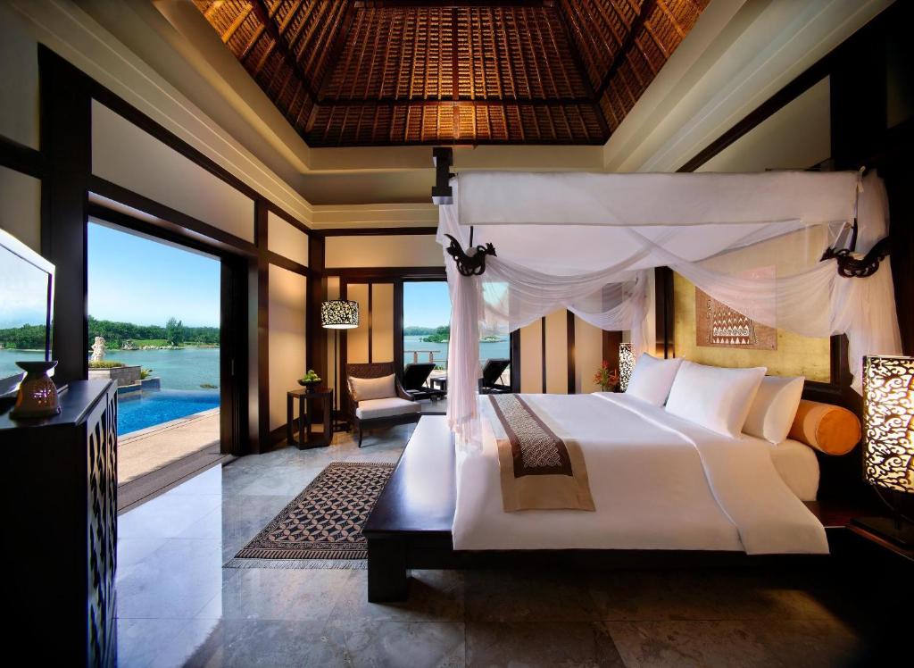 Postel nebo postele na pokoji v ubytování Banyan Tree Bintan