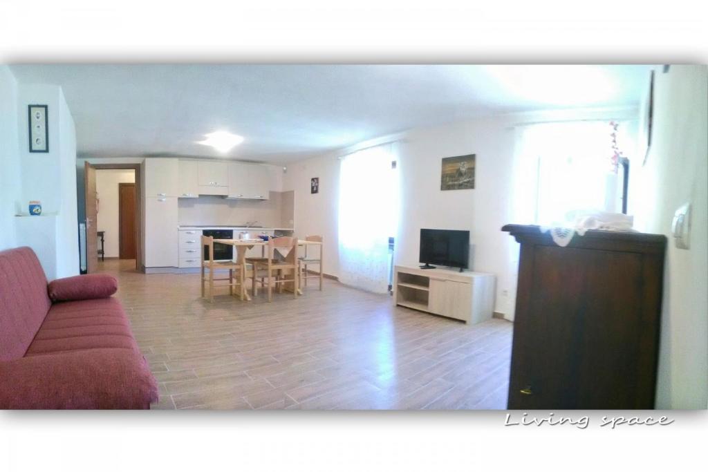 A television and/or entertainment centre at Appartamenti La Tartufaia Country house pool and relax By Gardadomusmea