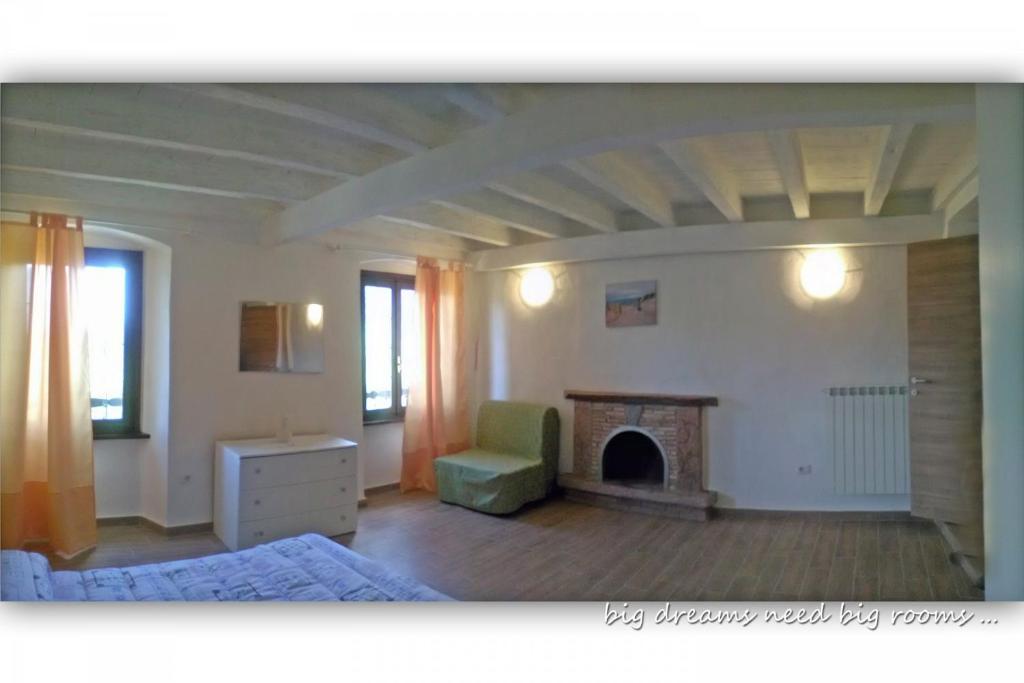 A seating area at Appartamenti La Tartufaia Country house pool and relax By Gardadomusmea