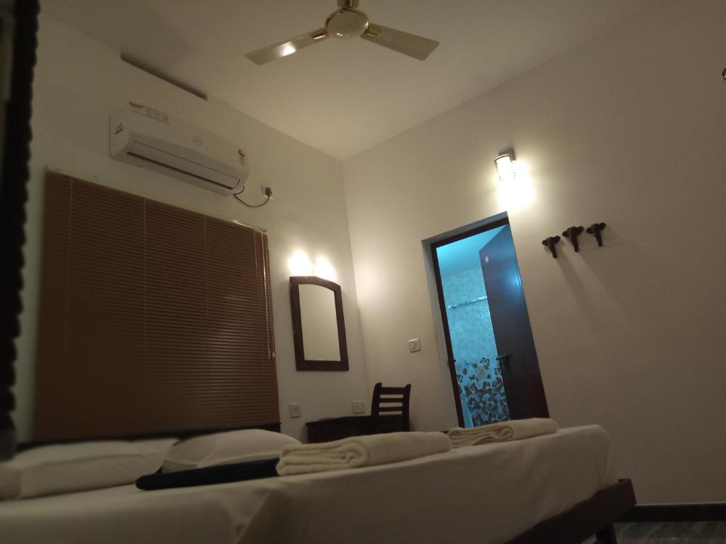 Postel nebo postele na pokoji v ubytování Janatha Homestay