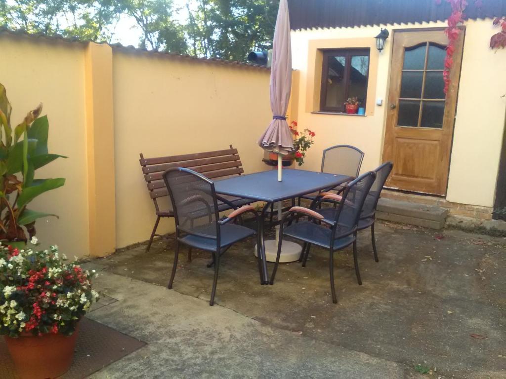 Patio lub wspólna przestrzeń na świeżym powietrzu w obiekcie Penzion Marjánka