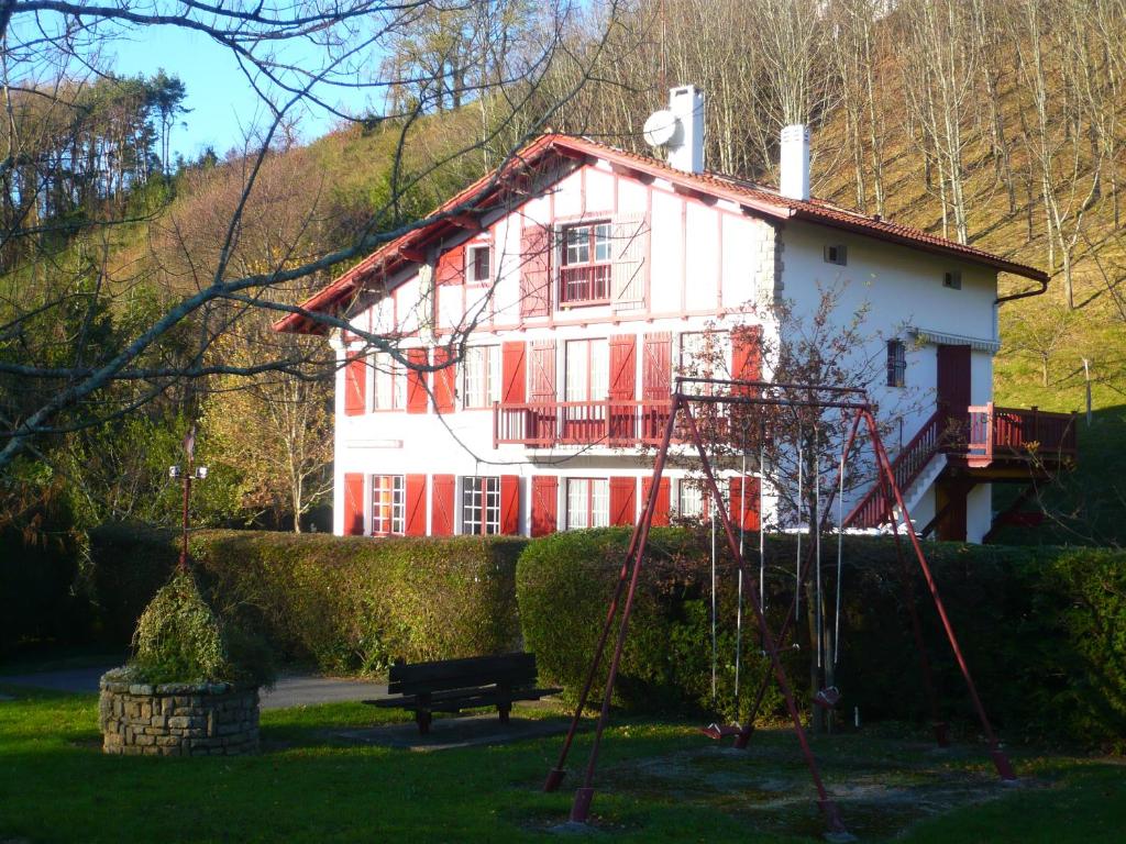 a white house with a red and white at Appts maison Onbor Zilo in Biriatou