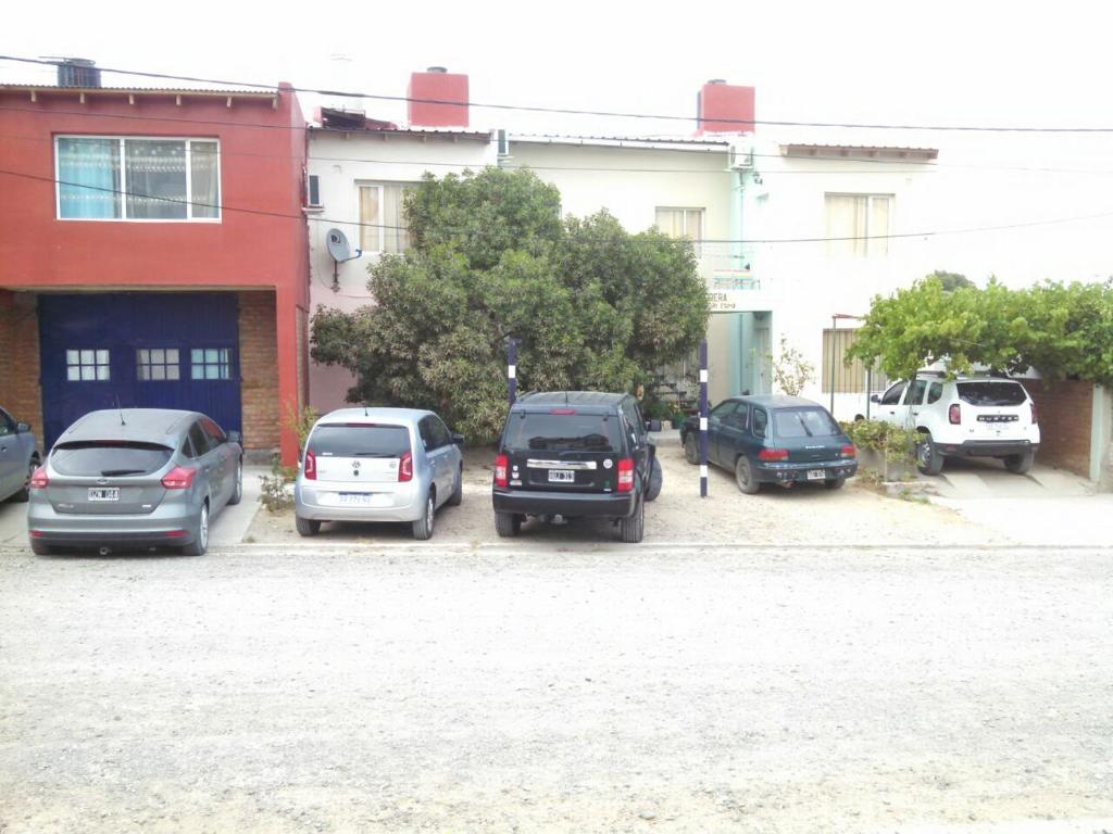 un grupo de autos estacionados en un estacionamiento en Lo del Ruso en Las Grutas