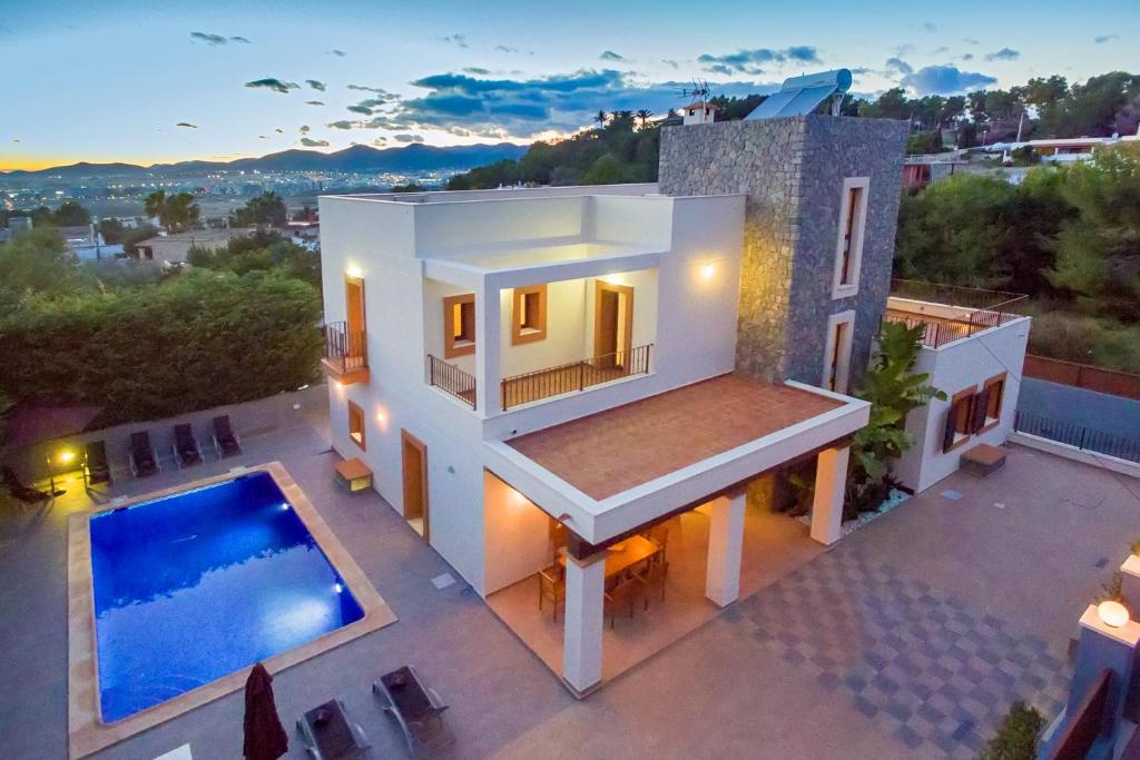 uma vista aérea de uma casa com piscina em Villa Alexandra em Talamanca
