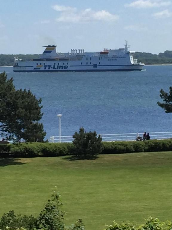 トラフェミュンデにあるSeaside mit Ostseeblickの公園付近の水上大型クルーズ船