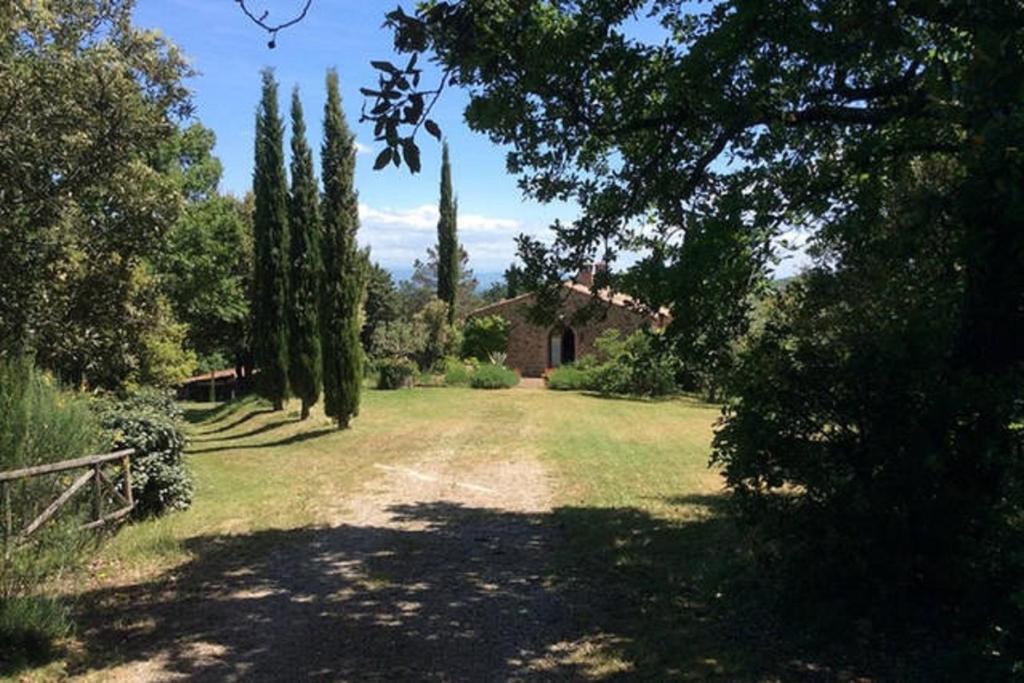 カーゾレ・デルザにあるPodere Cerretoの家並木道