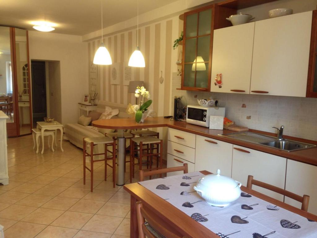 リオマッジョーレにあるGraziosa Appartamentiのキッチン、リビングルーム(テーブル、椅子付)