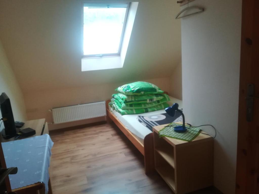 niewielka sypialnia z łóżkiem i oknem w obiekcie Zawoja Pod Grapą w Zawoi