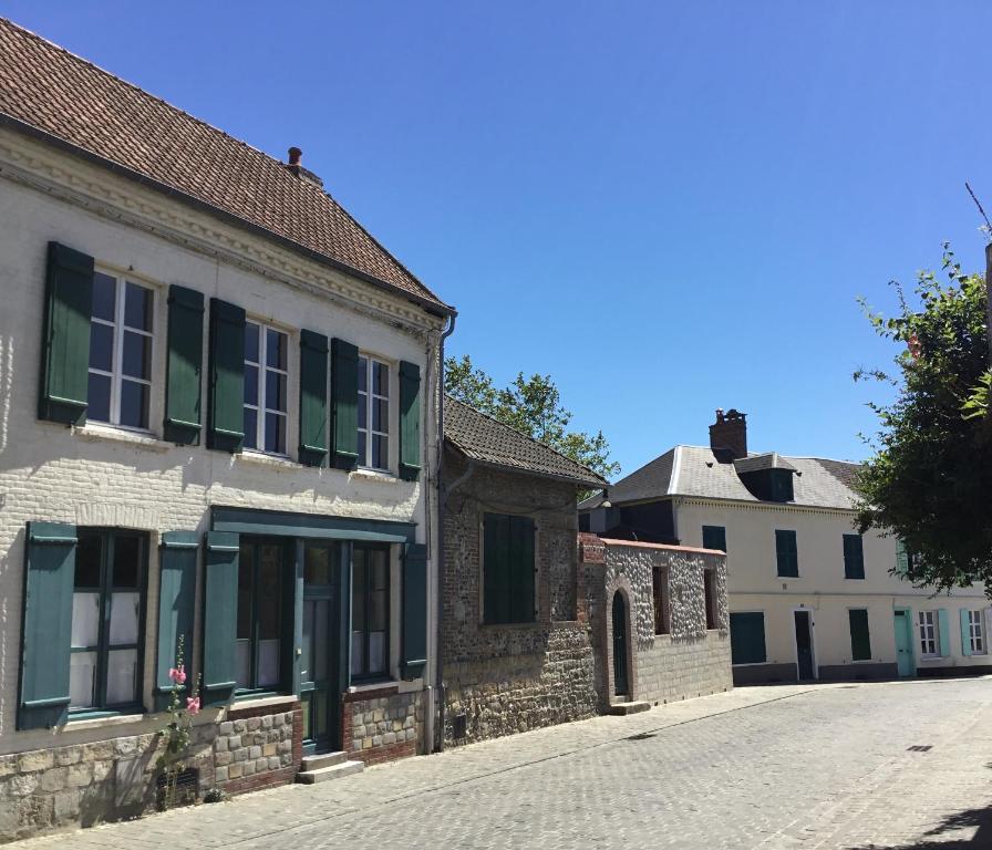une rue vide dans une ville avec des bâtiments dans l'établissement Le HWell, à Saint-Valery-sur-Somme