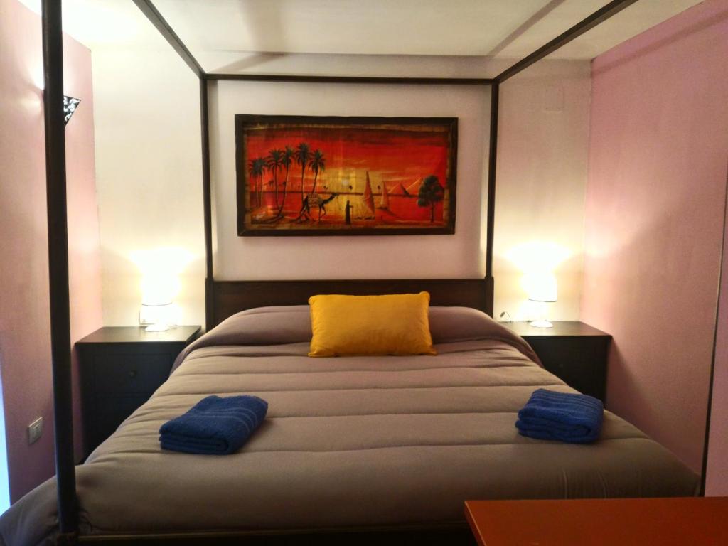 ナポリにあるVita Partenopeaのベッドルーム1室(黄色い枕付きのベッド1台付)