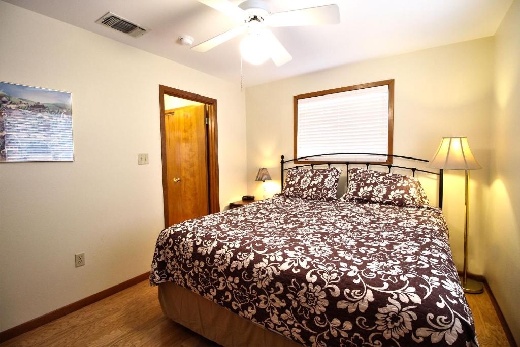 Letto o letti in una camera di Peach Tree Inn & Suites