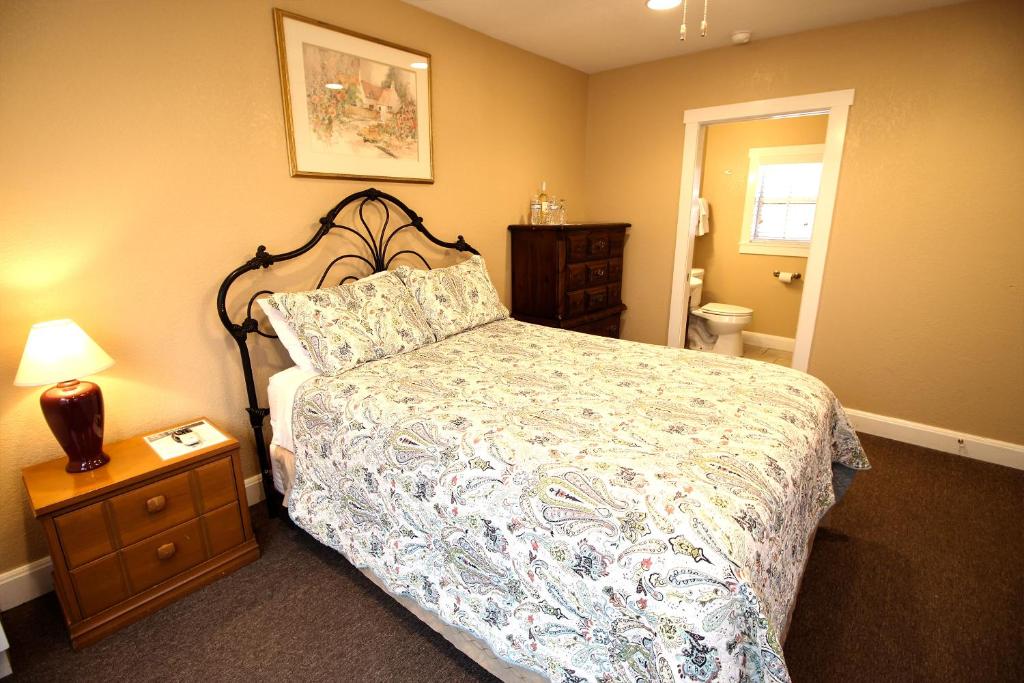 Letto o letti in una camera di Peach Tree Inn & Suites