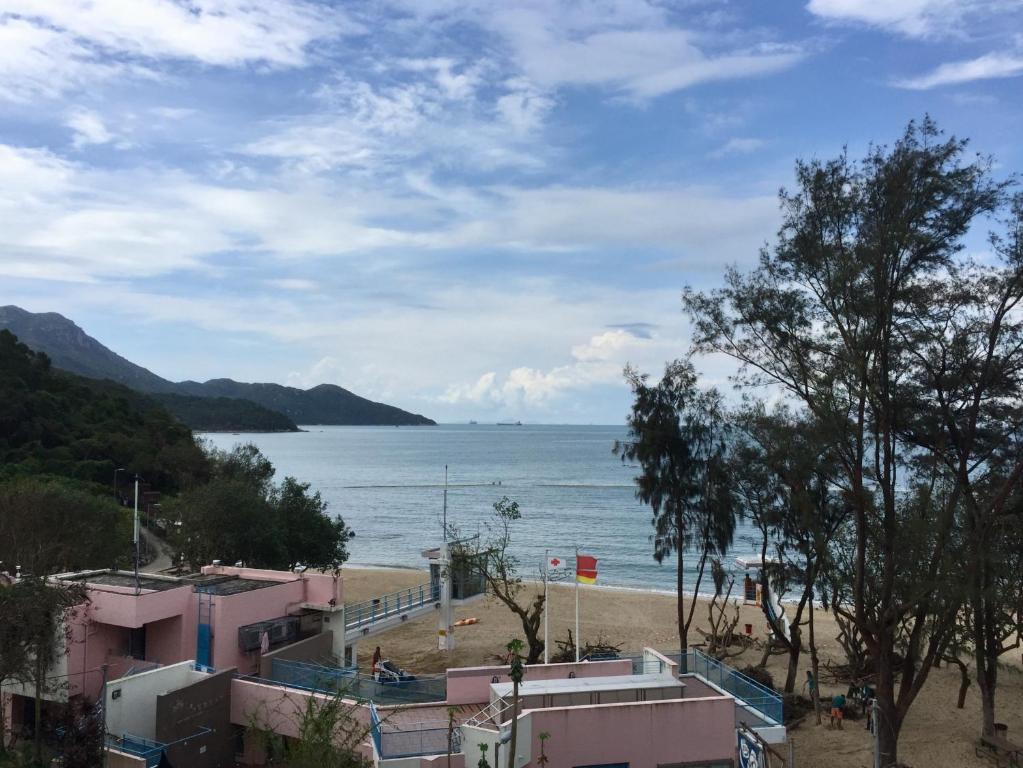 een uitzicht op het strand en de oceaan bij Bayshore Inn in Hong Kong